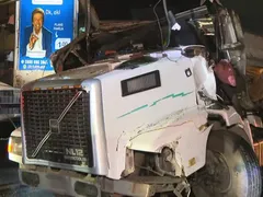 Motorista de carreta morre em colisão com carro na Baixada