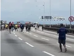 Motoristas aproveitam interdição para jogar altinha na Ponte