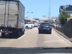 Arrastão assusta motoristas na Avenida Brasil; vídeo