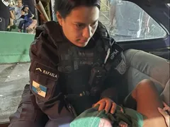 Mulher dá à luz dentro de viatura da PM no Rio