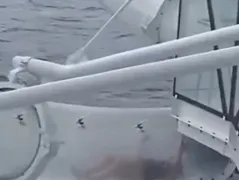 Mulher fica presa em toboágua a 50 metros do mar; vídeo