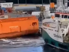 Navio atinge estaleiro em Niterói e causa desespero; vídeo