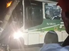 Ônibus bate em poste durante assalto na Baixada; vídeo