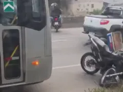 Ônibus e moto se envolvem em acidente na RJ-104, em SG; vídeo