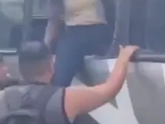 Ônibus lotado perde freio e causa pânico em Niterói; vídeo