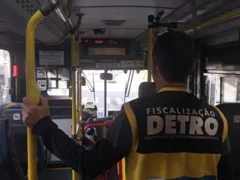 Ônibus são recolhidos por irregularidades na Baixada
