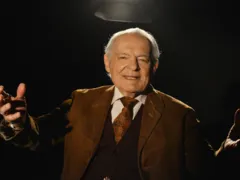 Othon Bastos celebra sucesso do espetáculo que chega a Niterói