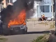 Paciente em surto coloca fogo em ambulância em São Gonçalo