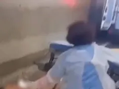 Paciente no chão de túnel choca motoristas no Rio; vídeo