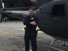 Piloto de Niterói baleado fica de pé pela primeira vez