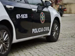 Adolescente é morta a tiros dentro de carro de aplicativo