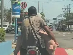 Porco é amarrado e levado em moto na Baixada; vídeo