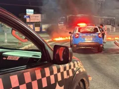 Protesto com fogo fecha rua de São Gonçalo; vídeo