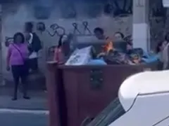 Protesto com fogo interdita rua por falta d'água em Niterói