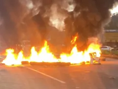 Protesto para RJ-106 nos dois sentidos, em São Gonçalo