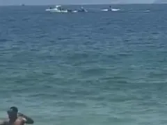 Avião de pequeno porte cai no mar de Copacabana