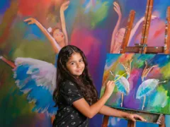Quem é a pequena notável carioca convidada para nova exposição em Paris?