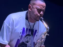 Quem é o saxofonista de São Gonçalo que chama atenção de famosos