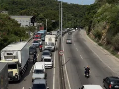 RJ-104 engarrafada por causa de obra na Alameda, em Niterói