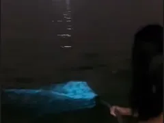 Fenômeno ilumina lagoa de Maricá e encanta moradores