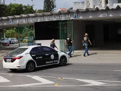 Silêncio marca despedida do policial civil morto em Niterói