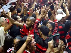 Torcida enche as ruas de Niterói após vitória do Flamengo
