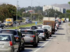 Trânsito complicado na BR-101, entre São Gonçalo e Niterói