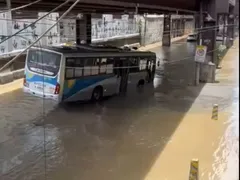 Vazamento de água fecha rua e gera caos no Rio