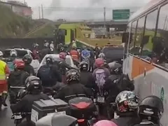 Vazamento de gás interdita a Dutra na Baixada; vídeo