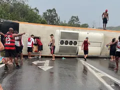 Veja momento em que ônibus com torcedores do Flamengo tomba