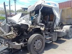 Vestido prende em moto e causa batida entre carretas no Rio