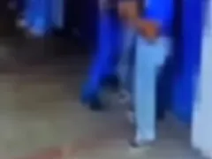 Vídeo: adolescente esfaqueia colega dentro da escola