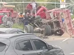 Vídeo: caminhão tomba e fecha pista na RJ-106
