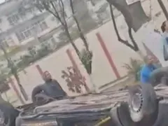 Vídeo: carro capota em acidente na RJ-104, em São Gonçalo