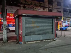 Vídeo flagra ladrão dentro de banca de jornal em Niterói