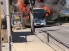 Vídeo: ônibus pega fogo no Rio após pane elétrica