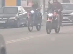 Vídeo: suspeitos em motos assustam motoristas em São Gonçalo