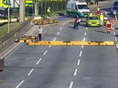 Vigas caem de caminhão e causam retenção na Ponte