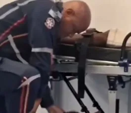 Socorrista retira a própria meia e coloca no pé de paciente; vídeo