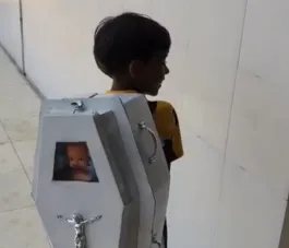Menino usa 'mochila maluca' de caixão para homenagear o pai