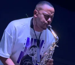 Quem é o saxofonista de São Gonçalo que chama atenção de famosos