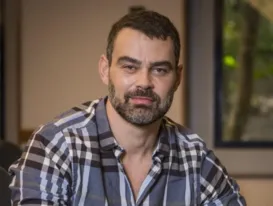 Ator surge 'diferentão' na TV e surpreende internautas; vídeo