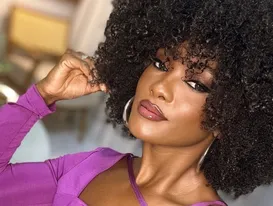 Erika Januza vai doar looks usados como rainha da Viradouro