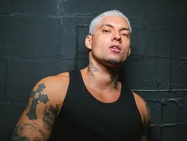 Filipe Ret é flagrado fazendo pichação em via pública no RJ