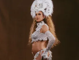 Grávida, Lore Improta brilha vestida de leoa em minidesfile