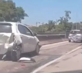 Acidente com carros interdita pista da BR-101, em São Gonçalo