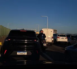 Acidente com moto interdita faixas na Ponte