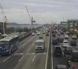 Acidente com motociclista interdita uma faixa da Ponte