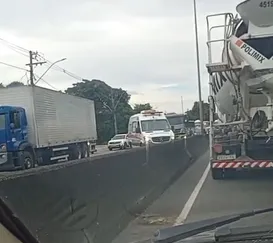 Acidente entre caminhão e moto deixa feridos na RJ-104, em São Gonçalo; vídeo