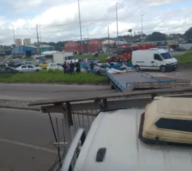 Acidente entre caminhões para trânsito na RJ-104, em São Gonçalo